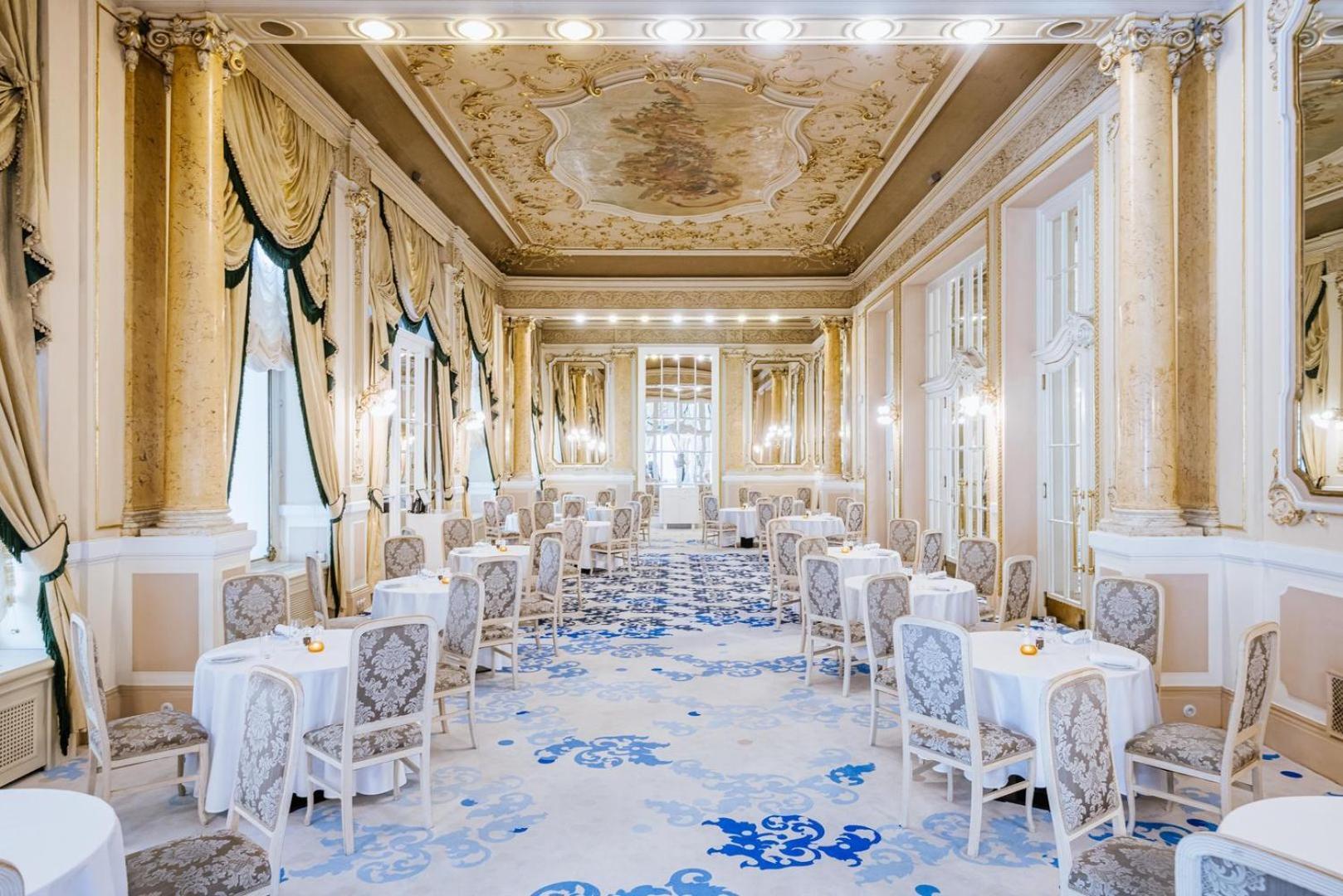 Grandhotel Pupp Karlovy Vary Ngoại thất bức ảnh The photo shows an elegantly designed dining room with a luxurious and classic aesthetic. The space features ornate details such as a beautifully painted ceiling, decorative moldings, and large windows that allow natural light to flood in. The decor 